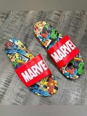 Marvel Red Logo Comic-Print Slide Sandals